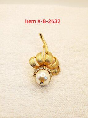 1 Brooch, item # B-2632,.  wt. 19 grams.